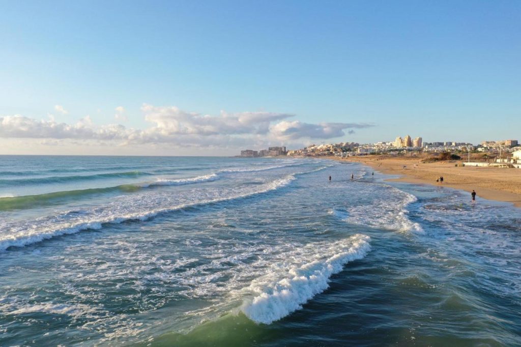 Plaża La Mata z dziećmi — przewodnik rodzinnych wakacji